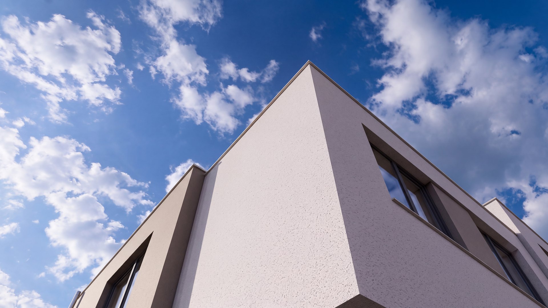 Blick an der Fassade nach oben in den Himmel
